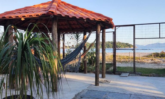 Mambucaba Apartment | Flat com portão na Praia