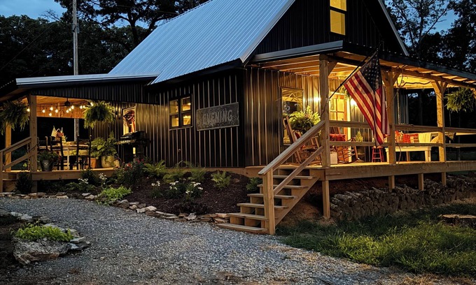 Evening Shade Cabin | Flat Creek Cabin at Riverbend Farm in Evening Shade Arkansas