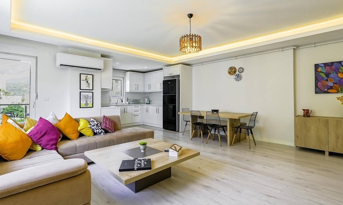 Konyaalti Apartment | Flat with Mountain View and Balcony in Antalya