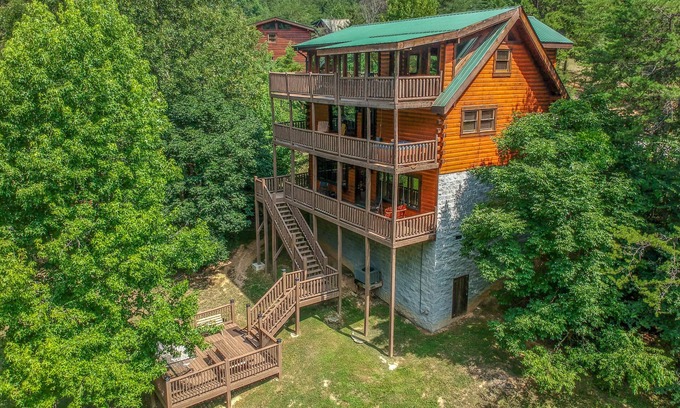Sevierville Cabin | FlatBackyard, FirePit, HotTub, Horseshoes, games, 60-game arcade FUN 4 FAMILIES!