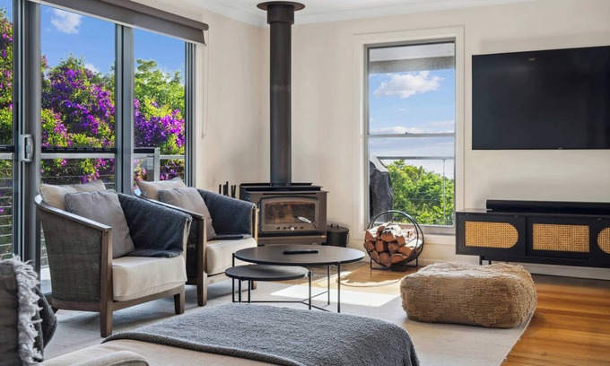 Flaxton House | Flaxton Garden Home with Spectacular Coastal Views