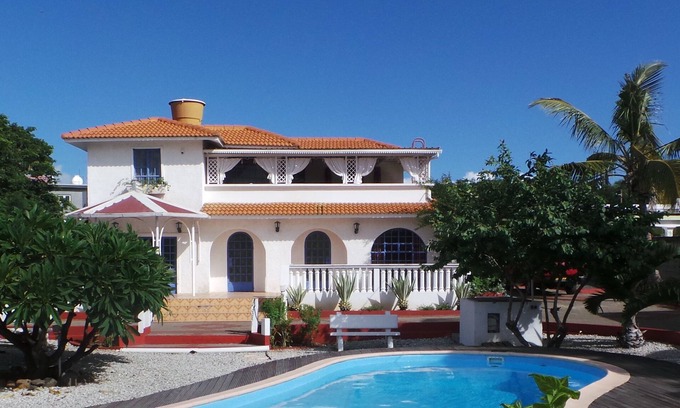 Flic-en-Flac Villa | Flic En Flac: Luxurious villa with heated pool in a residential area