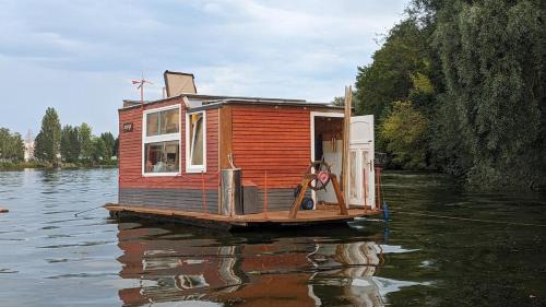 Friedrichshain Boat Rental | Floating Home