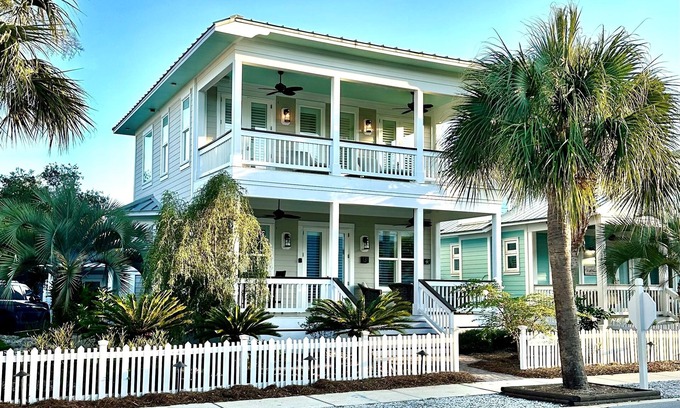 Sunnyside House | Florida Oasis-Steps to Beach-Pool-4 Beach Loungers-optional golf cart