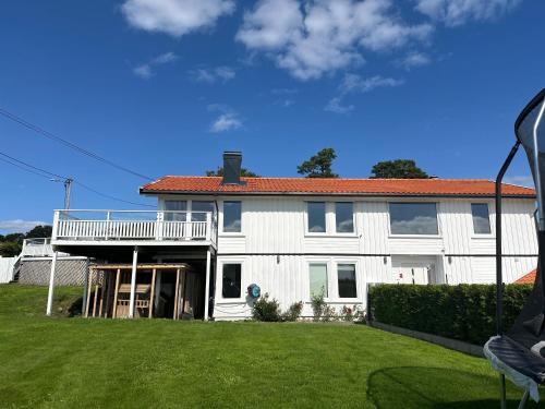 Arendal House | Flott sørlandshus ved sjøen leies ut