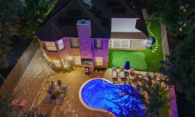Flower Mound House | Flower Mound Luxe: Double Kings Suites, Pool & Grill
