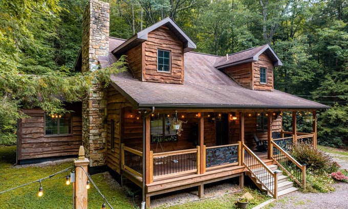 Confluence Apartment | Forest Creek Lodge · Stunning Secluded Stream Front Lodge w/Hot Tub