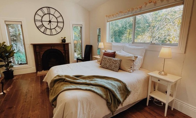 Ferny Creek Cottage | Forest Getaway for 7 in the heart of the Dandenong Ranges w/Fireplace & King Bed