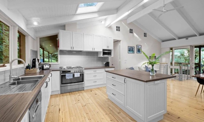 Menzies Creek House | Forest Hideaway - Puffing Billy Railway!