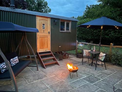 Ewhurst Apartment | Forest View Shepherd Hut Stag hut