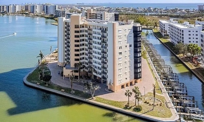 South Island Condo | Fort Myers Beach, Harbour Pointe, 2B 2B condo located on Bay Side. Walk to beach