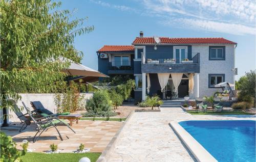 Skradin House | Four-Bedroom Holiday Home In Skradin-Dubavice