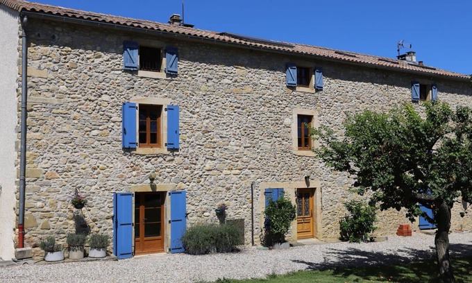 Limbrassac Cottage | Four independent cottages in an old farmhouse with swimming pool - ‘Bordeaux’