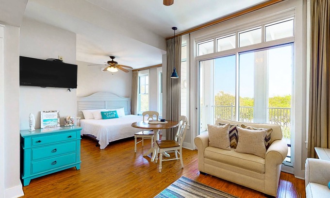 Baytowne Wharf Apartment | Fourth-floor studio with shared pool, fast WiFi, washer/dryer, & central AC