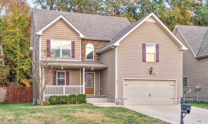 Clarksville House | Fox House (615 Fox Path Ln)