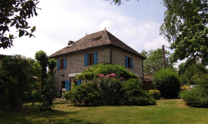 Camps-Saint-Mathurin-Leobazel House | Vacation Home "Les Fourniols" with Private Garden & Shared Indoor Pool