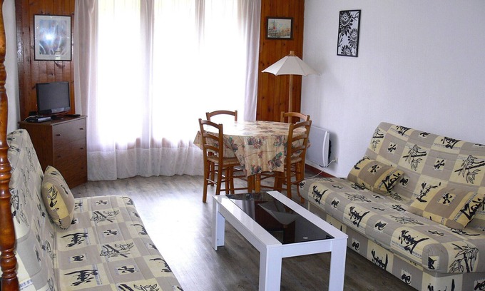Gouaux-de-Larboust Apartment | Studio for 4, South-Facing Balcony, Ski-In/Ski-Out, Peyragudes.