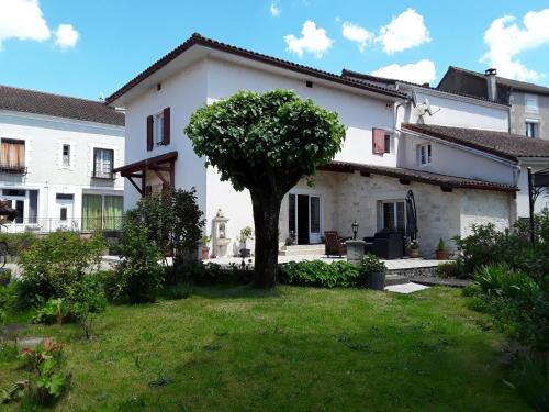 Javerlhac-et-la-Chapelle-St-Robert Bed & Breakfast | Chez Domi Jardin du bourg