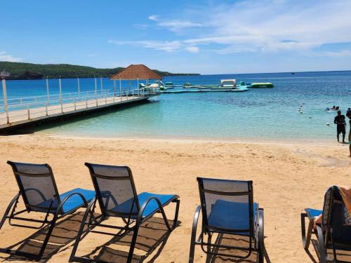 Discovery Bay House | Free Beach&Pool Access -Vaes Luxury Escape
