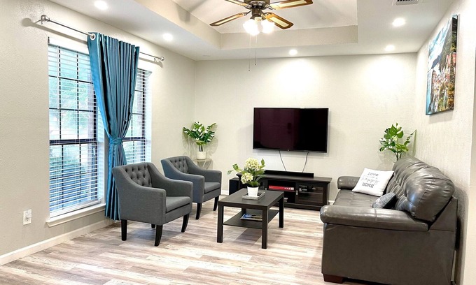 Frisco House | Free high speed internet/hulu/parking fully renovated/nice/cozy FULL DUPLEX