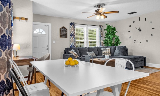 Wadeview Park House | Free Laundry & Parking Near Downtown & Disney