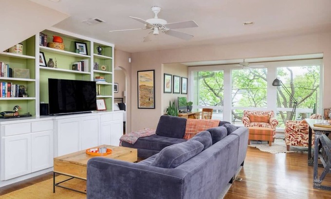 Clarksville House | Free Parking, King Bed, 3 BR, Downtown - Treehouse