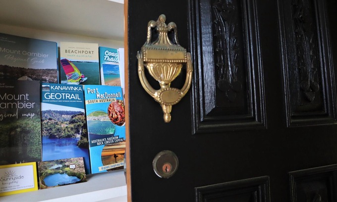Mount Gambier House | Free Wine + Choc Winter Deal* Prime Blue Lake location. Space and comfort for 6