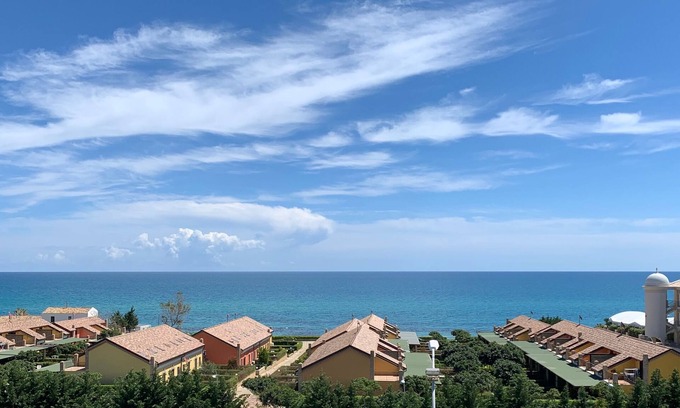 Torre Melissa Apartment | FREEDOM OF AN APARTMENT WITH THE SERVICES OF A HOTEL.