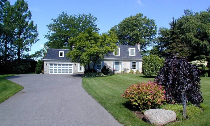 Niagara-on-the-Lake Villa | French country delight with pool, between vineyards and Niagara River, golf