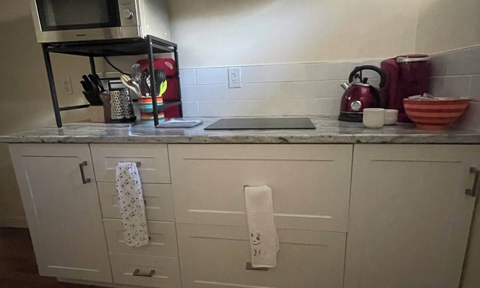 St. Albert House | Fresh new basement suite in historic St. Albert, 15 mins to WEM & local shopping