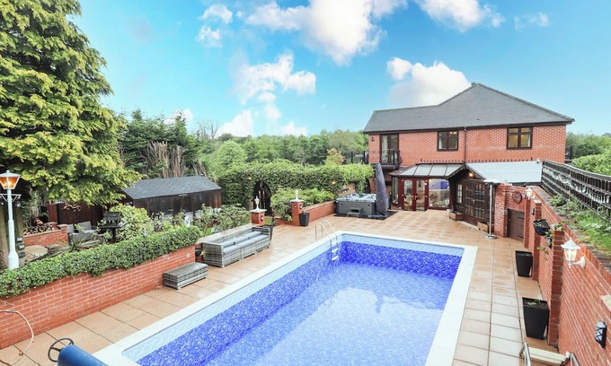 Sugnall Cottage | FRESHWINDS, family friendly, with pool in Market Drayton