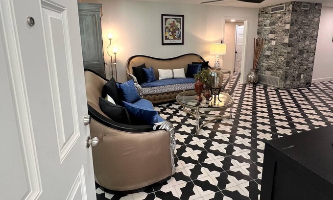 Del Mar Apartment | Frida Unit #2. Charming 2-bedroom apartment in delightful Corpus Christi.