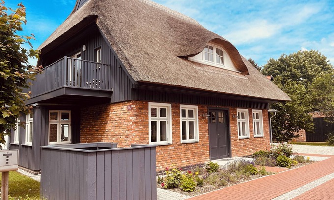 Born auf dem Darss Apartment | Friesia - thatched roof, fireplace, terrace, garden, sun loungers, close to the forest,