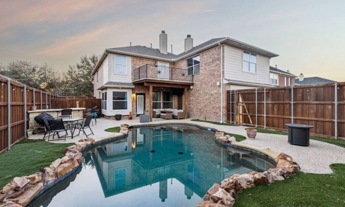 Frisco House | Frisco Escape | Pool & Bar | Golf Simulator