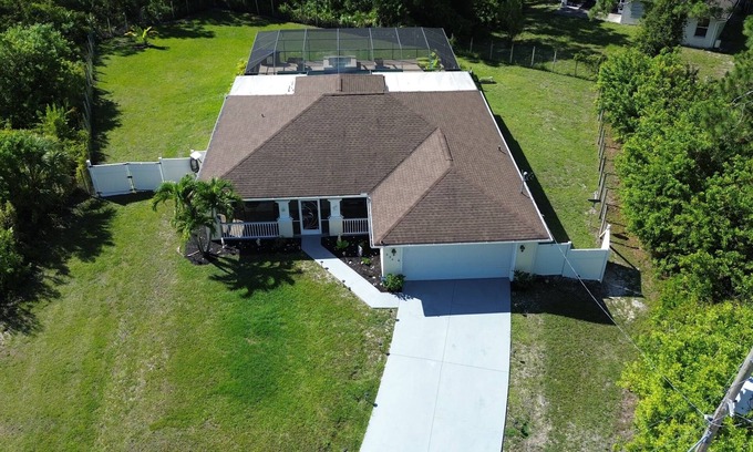 Eisenhower House | Ft Myers-LeHigh Acres -free standing hot tub, Spa, Heated salt water pool.