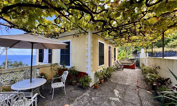 Arco de Sao Jorge Apartment | - Fuchsia -