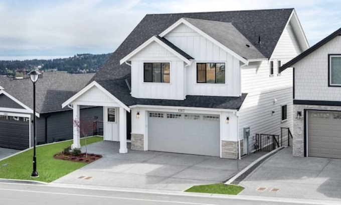 Langford House | Full Executive Home with Stunning Views