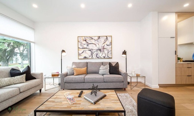 Southwest Edmonton House | Full Home w/Separate BSMT | Sleeps 12| King Beds