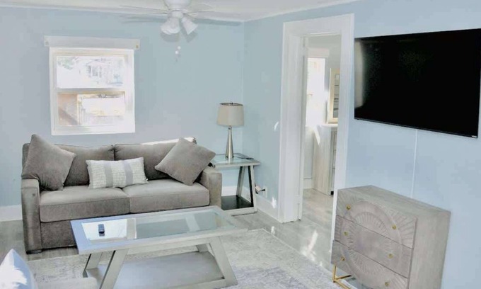 Columbia House | Full Kitchen, Wi-Fi, TV, Washer & Dryer