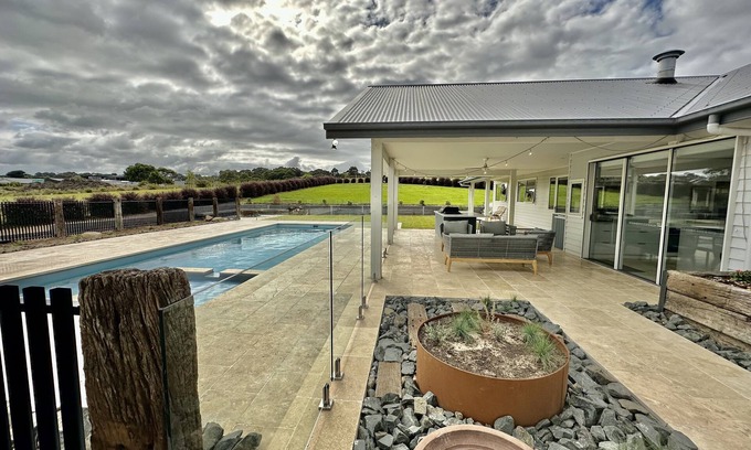 Inverloch House | FULL Property AND 2 Guest Suites - Inlet Waters Escape (7 bedrooms). Pool & spa!