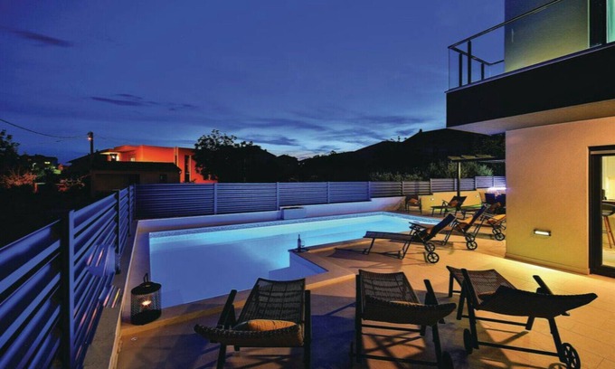 Kastel Novi House | Fully equiped home with 8 bedrooms and private HEATED pool. 300m from the beach