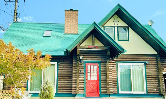 Sano Cabin | Fully equipped with wood stove, large projector, hammock, board games, toys, and other amenities for a comfortable stay! Modern log house, 17 minutes from Ashikaga Flower Park!