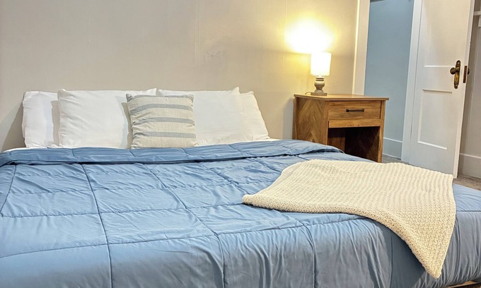 North Aurora Apartment | Fully Furnished Cozy 1 Bedroom Unit