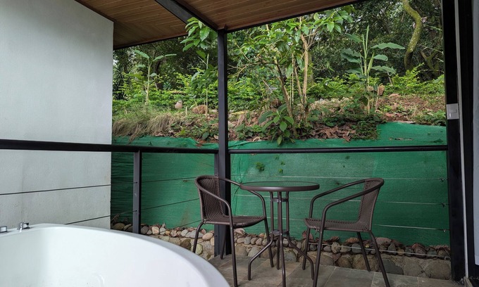 San Jose Cabin | Fully furnished lodges with hot tub in Atenas - WiFi, trails, nature.