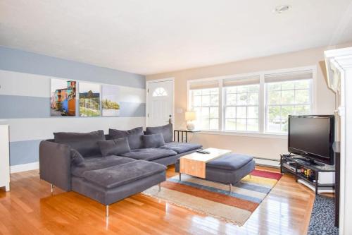 Dennis House | Fully Renovated Walk to Scargo Lake
