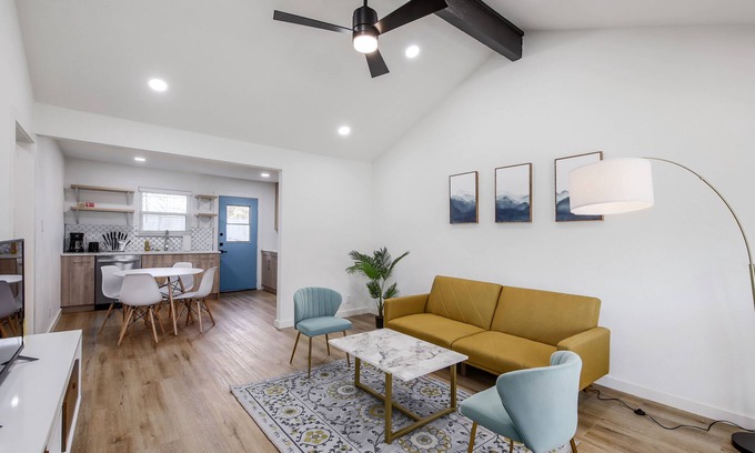 North Austin Civic Association House | Fully Updated|Super Cozy Beds|1 Acre|6min→Domain