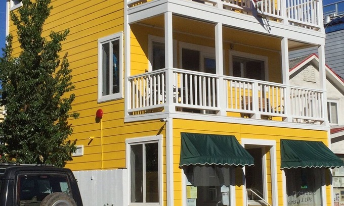 Avalon Villa | Fun Vibe in town over 600 5 STAR reviews two balcony’s SUP KAYAKS CHAIRS CLEAN