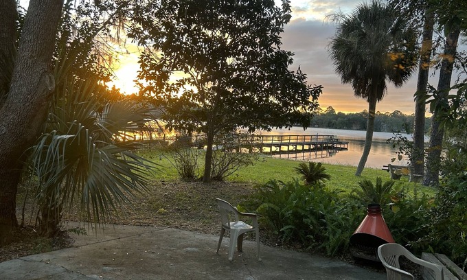 Silver Springs House | Furnished, lakefront 2/1 house in Ocala Nat'l Forest