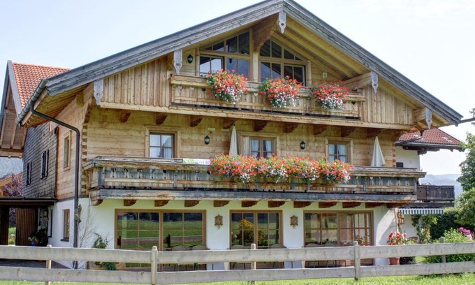 Kreuzfeld Apartment | Gästehaus Hirschbichler - Chiemgau Karte