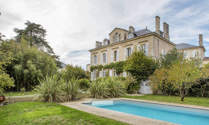 Fontenay-le-Comte Cottage | Gîte-5 étoiles-Private Bathroom-Pool view